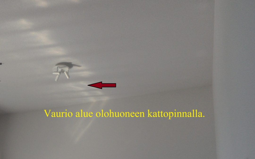 Vesi, kosteusvaurio olohuoneen kattopinnalla